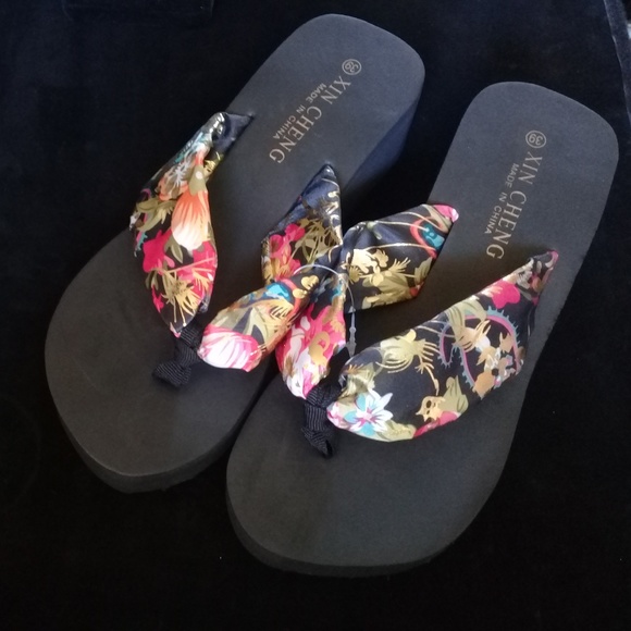 Shoes - Black floral flip flops in size 7 and 7.5